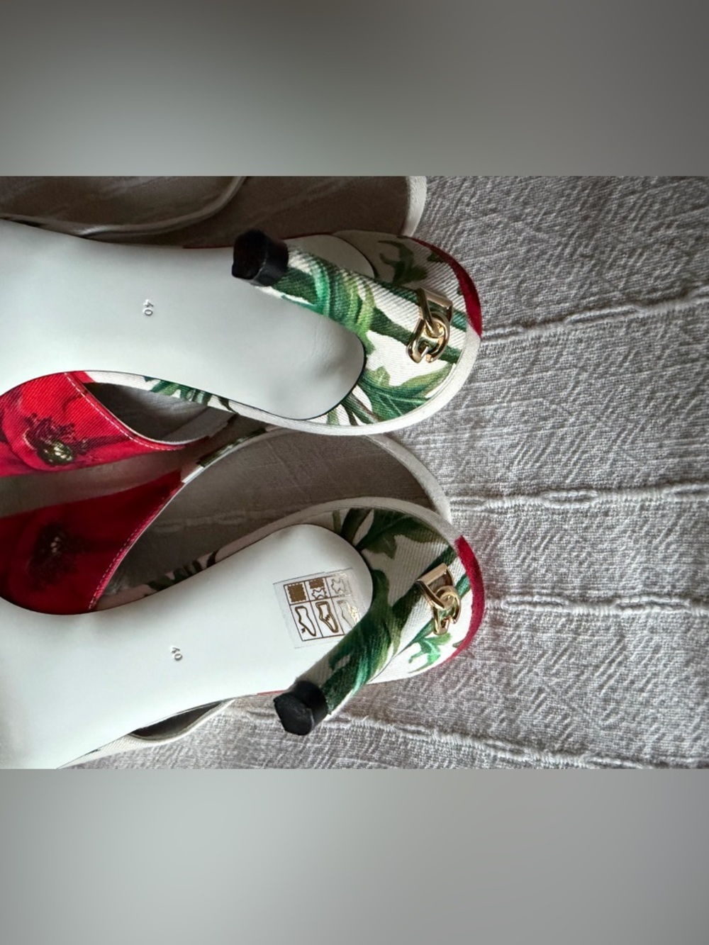 Dolce&Gabbana
Floral Cotton Slingback Pumps
Excellent condition 
Box & dust bags - Picture 9 of 11
